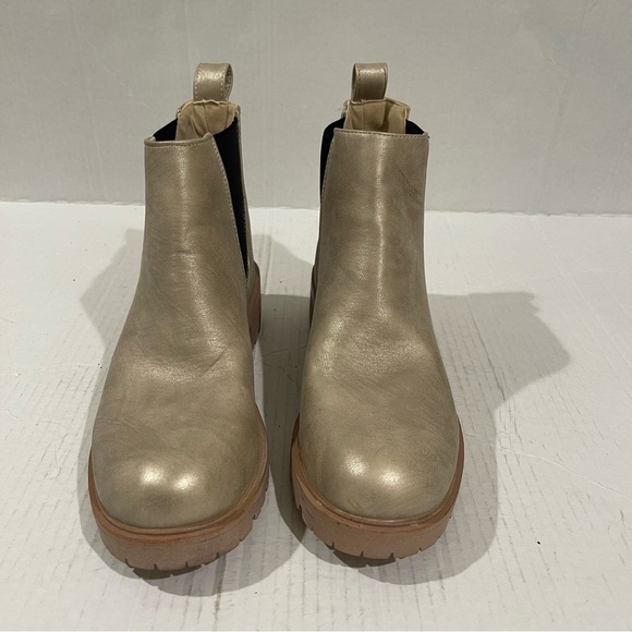 Women’s Seven7 Tan Metallic Pull On Chelsea Boots Size 10 US! - Picture 2 of 10
